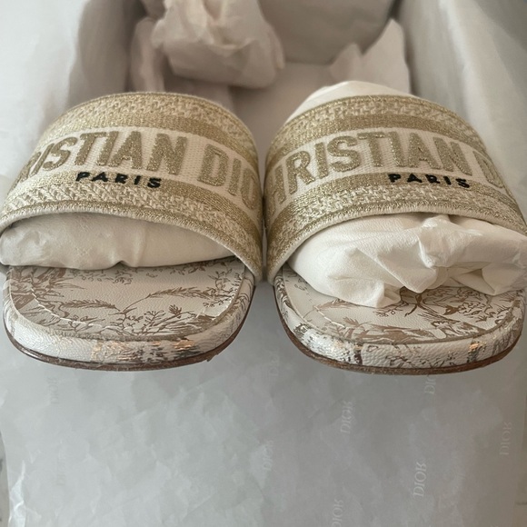 Dior Dway Heeled Slide Jardin d'Hiver Motif White-Gold
DIOR | KCQ244JHL-S67W - Picture 9 of 12